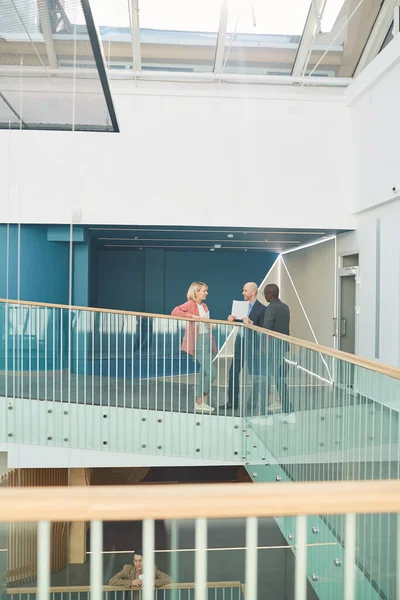 Edificio de oficinas con gente de negocios — Foto de Stock