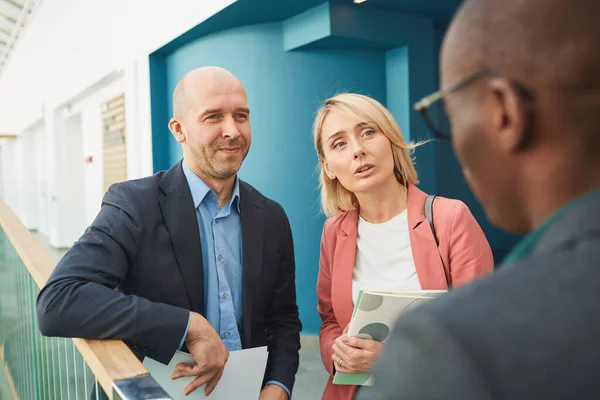 Zakelijk koppel in gesprek met hun collega — Stockfoto