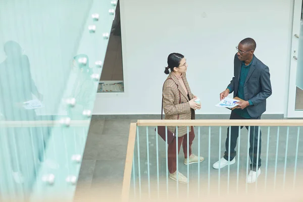 Colegas discutiendo plan de negocios — Foto de Stock