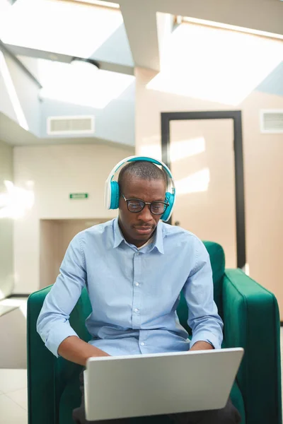 Homme africain utilisant un ordinateur portable — Photo