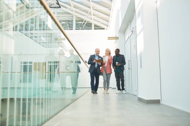 Ofis binasındaki iş arkadaşları