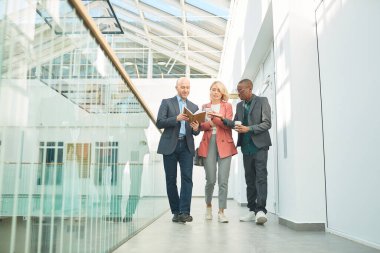 İş adamları planlarını kontrol ediyor.