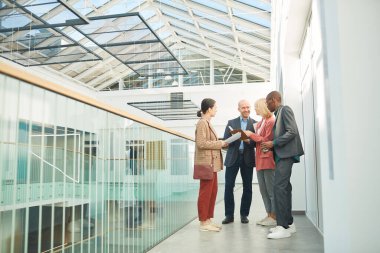 İş adamları işlerini planlıyorlar.