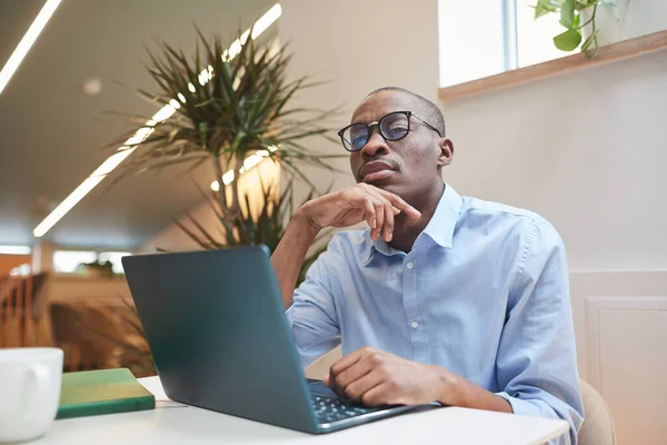 Homme d'affaires africain avec ordinateur portable au bureau — Photo