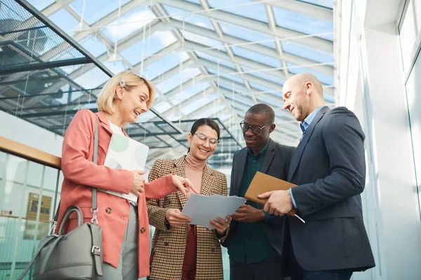 Business Team Discutere Documenti — Foto Stock