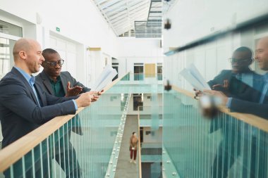 Belgeleri inceleyen iki işadamı.