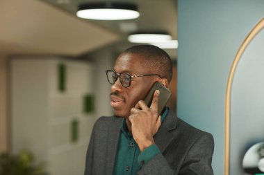 Cep telefonu kullanan iş adamı