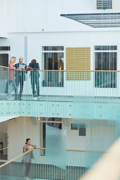 Edificio de oficinas con gente dentro — Foto de Stock