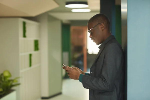 Homme d'affaires travaillant au téléphone — Photo