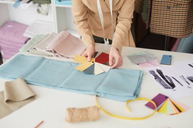 Atölyede çalışan tasarımcı.