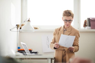 Tasarımcı çizimleri inceliyor