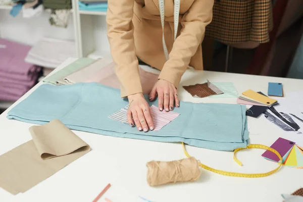 Diseñador trabajando con tela — Foto de Stock