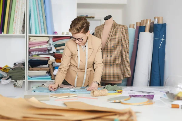 Alfaiate fazendo roupas — Fotografia de Stock