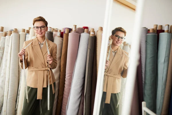 Modeontwerper werkt met textiel in werkplaats — Stockfoto