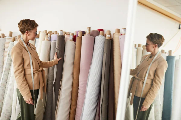 Designer olhando para têxteis modernos — Fotografia de Stock