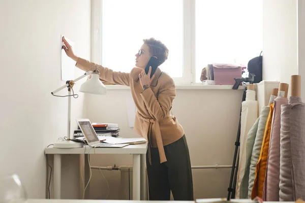 Designer trabalhando em seu escritório — Fotografia de Stock