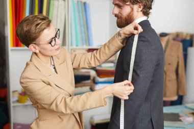 Müşterisiyle moda tasarımcısı