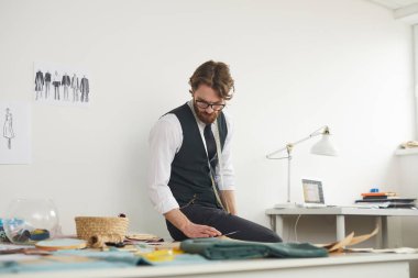 Atölyede çalışan tasarımcı.