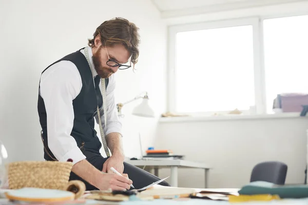 Designer travaillant avec des papiers — Photo