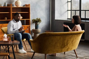 Ofiste psikoloji terapisi.