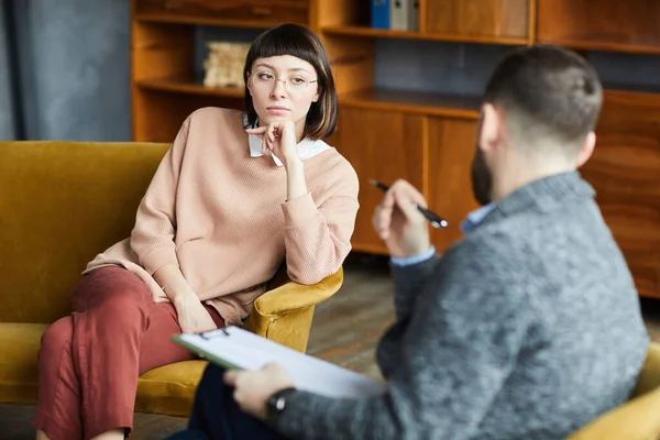 Vrouw in gesprek met psycholoog — Stockfoto