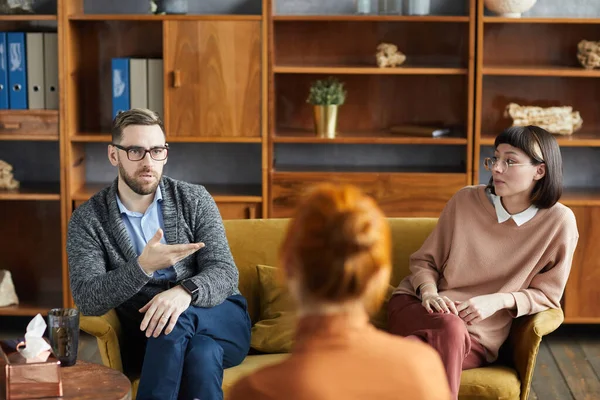 Jong stel op bezoek bij familiepsycholoog — Stockfoto