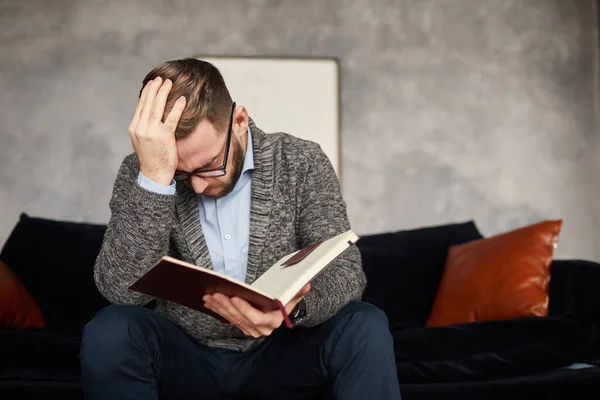 Hombre leyendo sus tareas para hoy — Foto de Stock