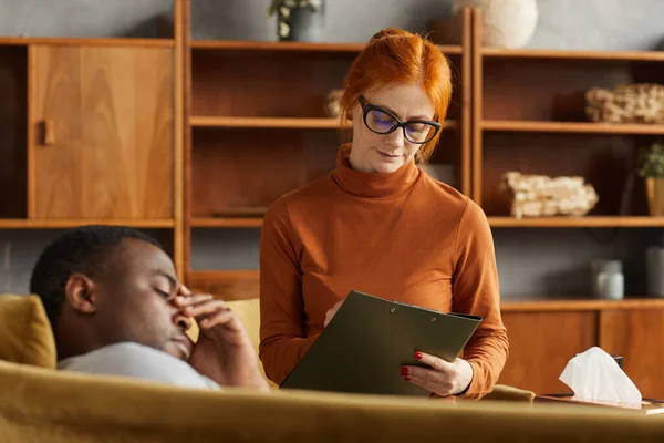 Psycholoog die een behandeling voorschrijft — Stockfoto