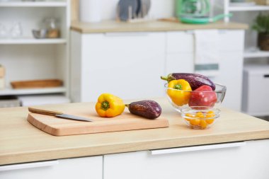 Taze sebzeler masada.