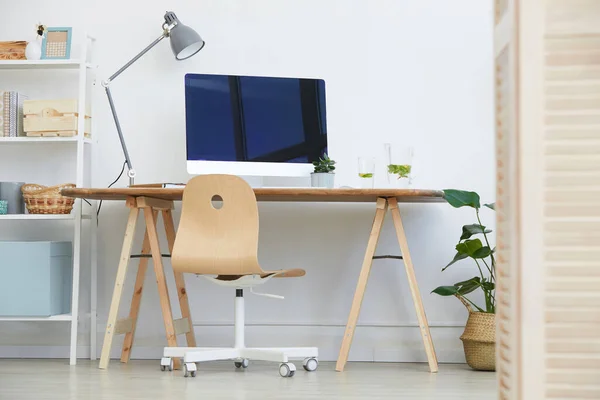 Local de trabalho com computador em casa — Fotografia de Stock