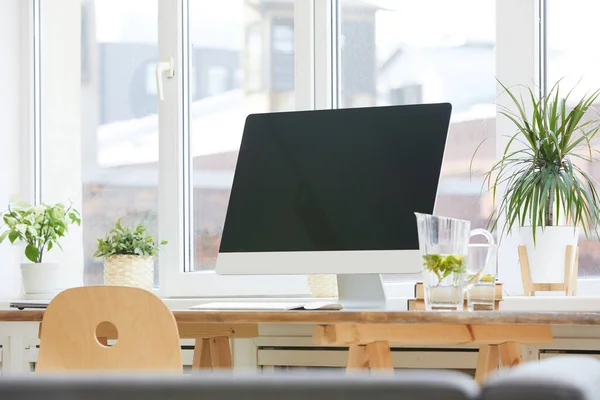 Ordinateur sur la table au bureau — Photo