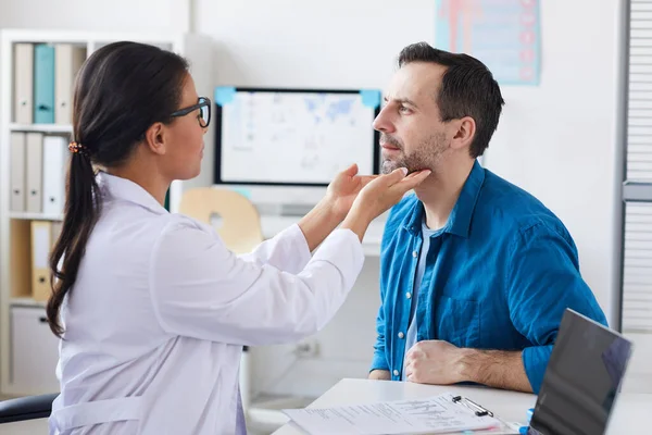 Médico examinando al paciente — Foto de Stock