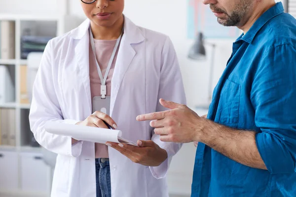 Dokter die een recept schrijft — Stockfoto