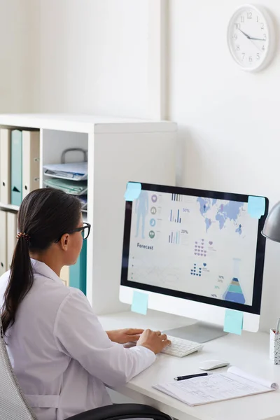 Médico usando computadora en el trabajo —  Fotos de Stock