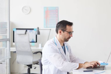 Ofiste çalışan doktor.