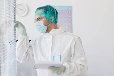 Hastanede çalışan doktor.