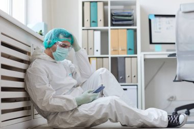 Doktor ofisinde dinleniyor.