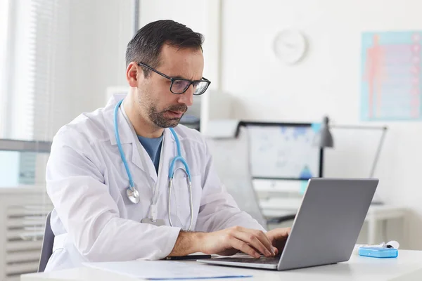 Lekarz pracujący na laptopie — Zdjęcie stockowe