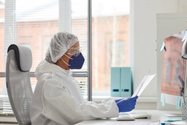 Doktor belgelerle çalışıyor.