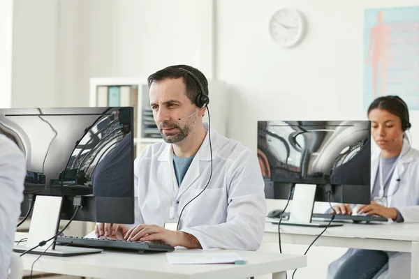 Dos doctores trabajando en computadoras —  Fotos de Stock