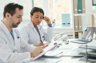 Doktorlar telefonla konuşuyor.