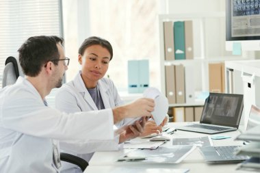 Doktorlar tıbbi kartı birlikte inceliyorlar.