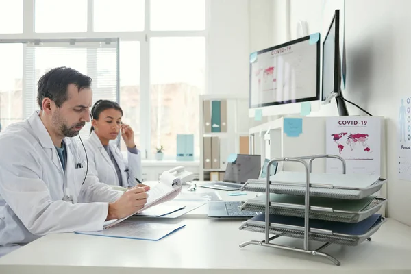 Médicos trabajando en equipo —  Fotos de Stock