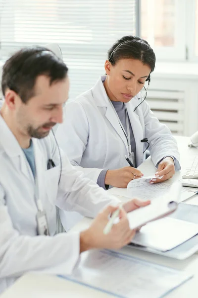 Doctors doing paperwork — Stock Photo, Image