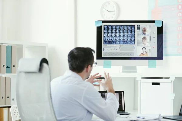 Лікарі викидають рентгенівські зображення онлайн — стокове фото