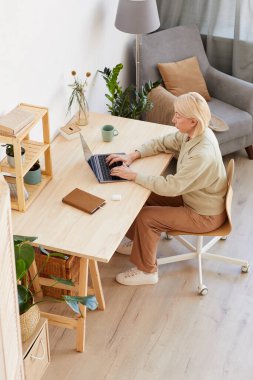 Evde çalışan bir kadın.