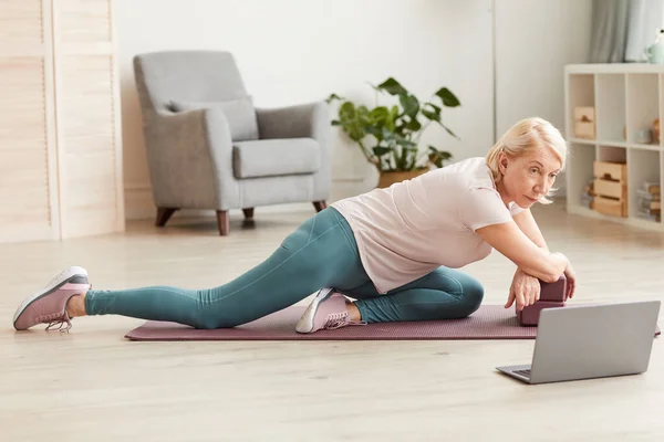 Mujer haciendo ejercicio en línea — Foto de Stock