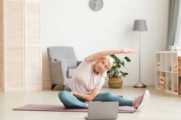 Mujer haciendo ejercicios en casa — Foto de Stock