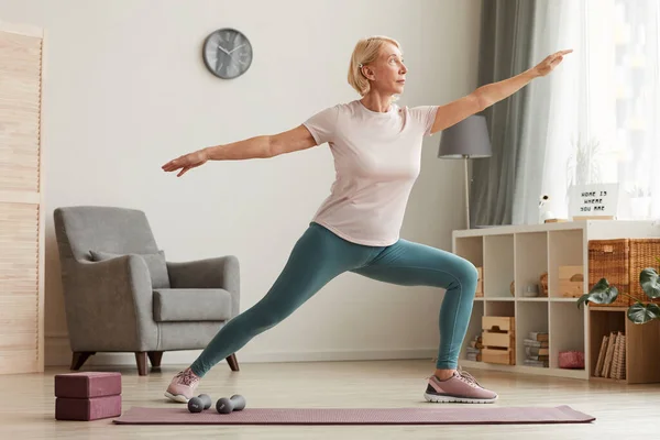 Vrouw die thuis yoga doet — Stockfoto