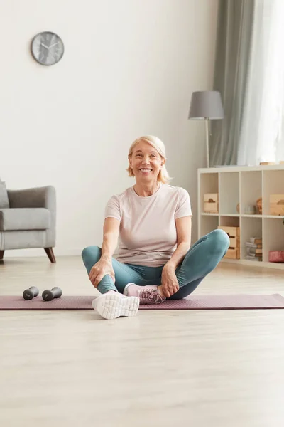 Mujer feliz descansando después del entrenamiento — Foto de Stock